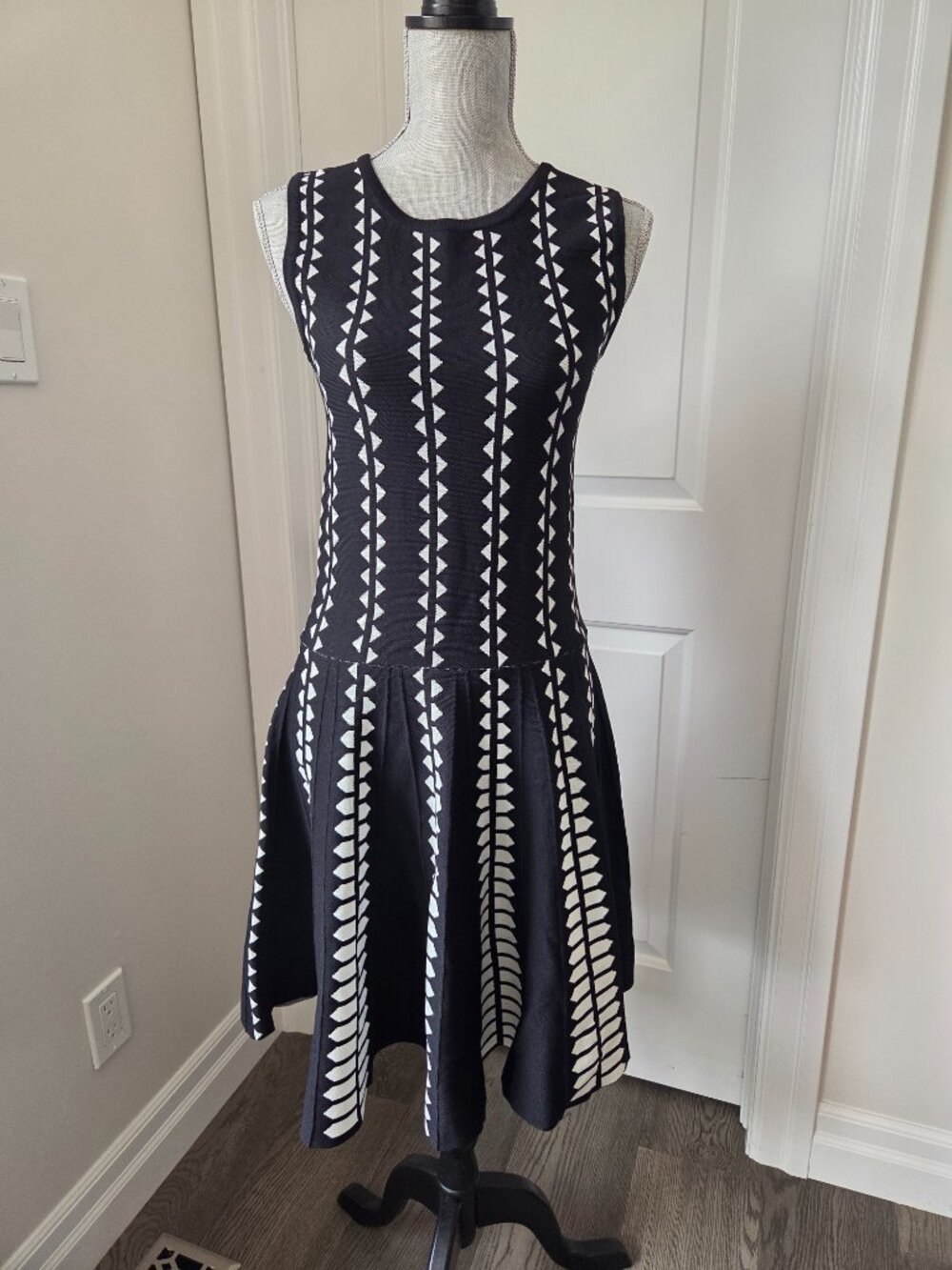 JOHN +JENN knit drop waist dress black and white geometric design size Large